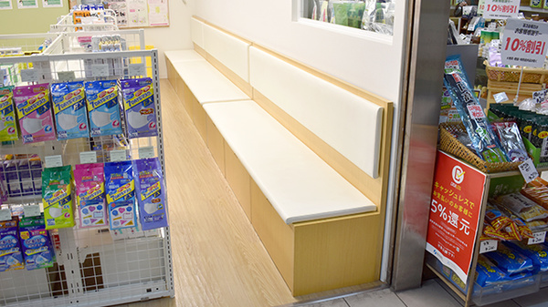 薬樹薬局　綱島駅前店の待合スペース