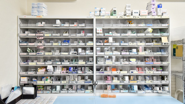 めい薬局水竹店の薬棚
