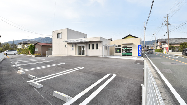めい薬局水竹店の駐車場