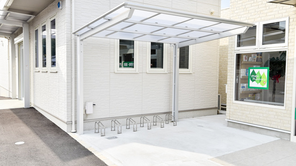 めい薬局水竹店の駐輪場
