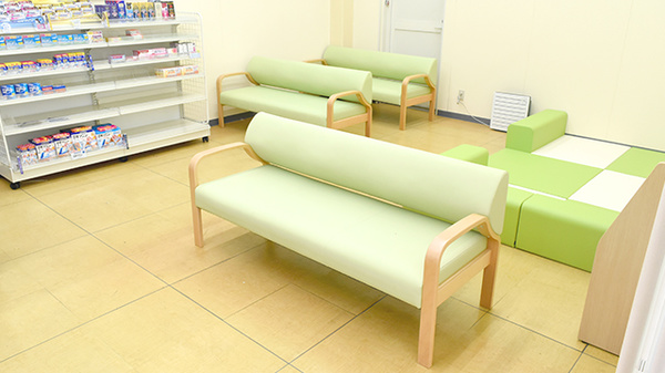 薬局スーパードラッグキリン御坊国道店の待合スペース