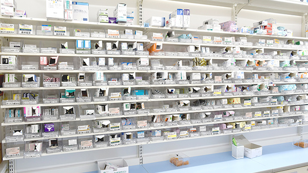 スギ薬局　恩多町店の薬棚