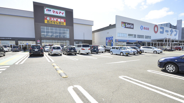 スギ薬局　ジェームス山店の駐車場