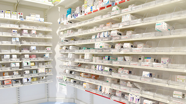 スギ薬局　ニュー新橋ビル店の薬棚