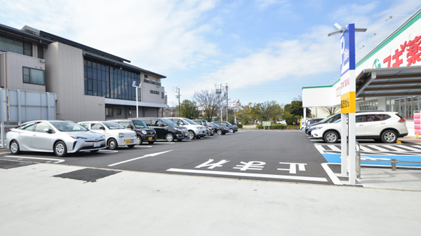 スギ薬局　羽根北店の駐車場