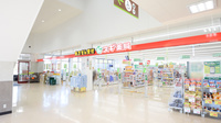 スギ薬局　下地店の入口