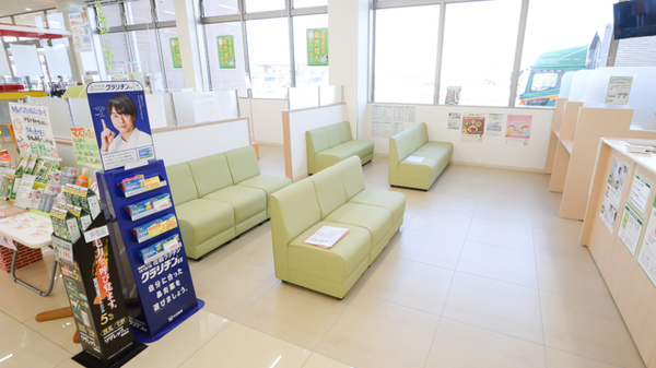 スギ薬局　下地店の待合スペース
