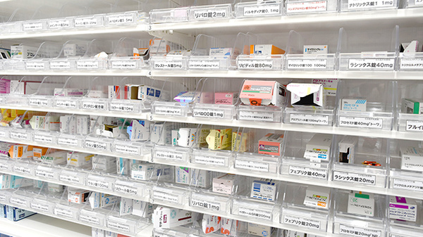 スギ薬局　九段下店の薬棚