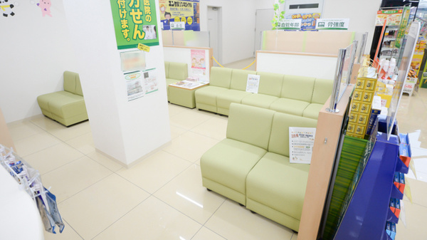 スギ薬局　市橋店の待合スペース