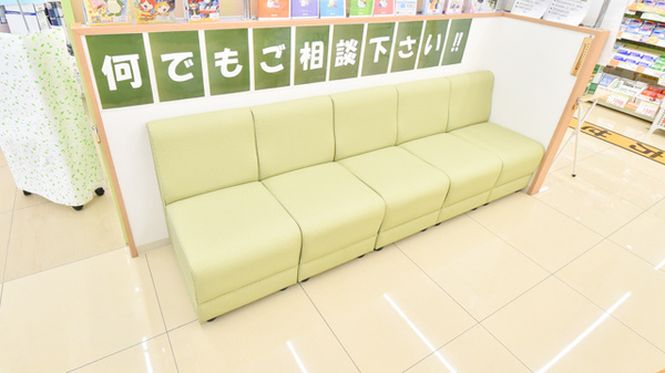 スギ薬局　小松南店の待合スペース