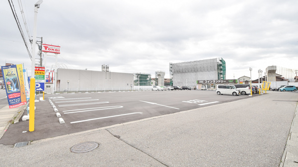 スギ薬局　小松南店の駐車場