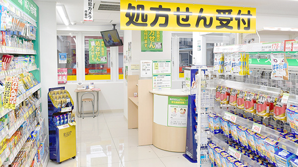 スギ薬局　西台店の入口