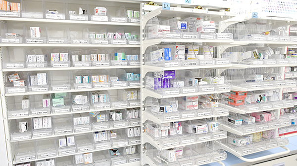 スギ薬局　西台店の薬棚