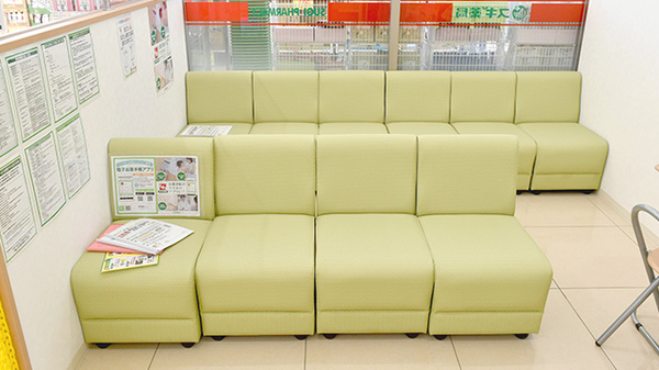 スギ薬局　千葉都町店の待合スペース