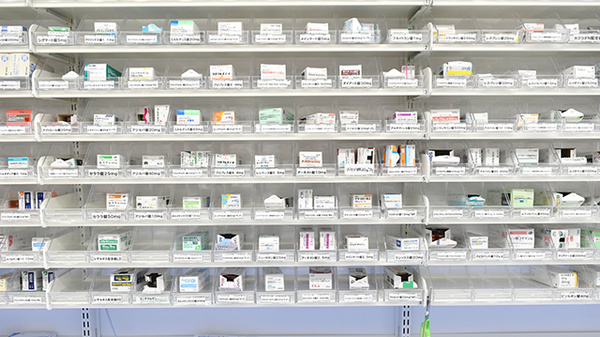 スギ薬局　千葉都町店の薬棚