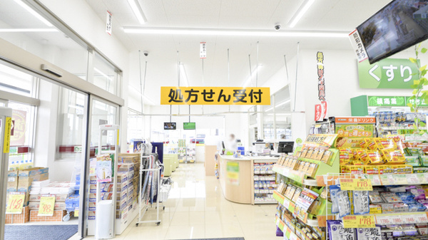 スギ薬局　太秦店の入口