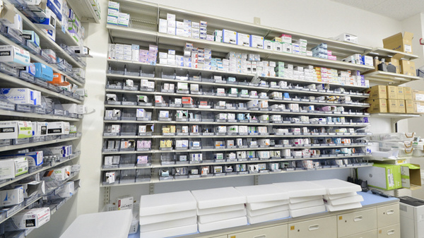 スギ薬局　太秦店の薬棚
