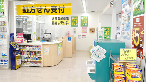 スギ薬局　中野駅北店の入口