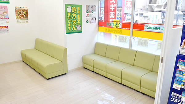 スギ薬局　中野駅北店の待合スペース