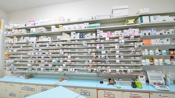 スギ薬局　天王寺駅前店の薬棚