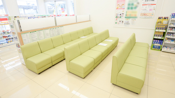 スギ薬局　南加木屋店の待合スペース
