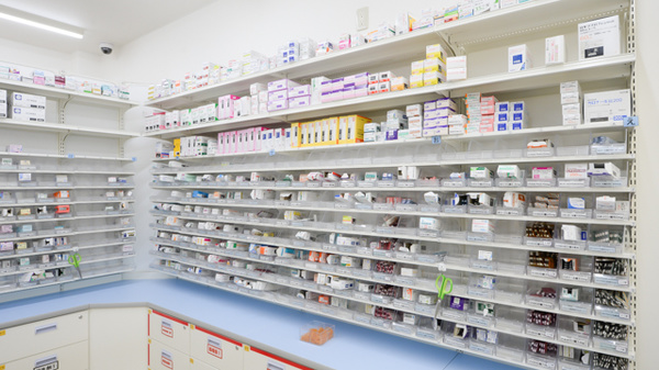 スギ薬局　南加木屋店の薬棚