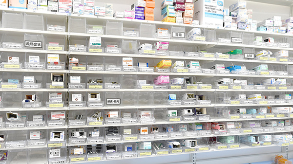 スギ薬局　南台三丁目店の薬棚