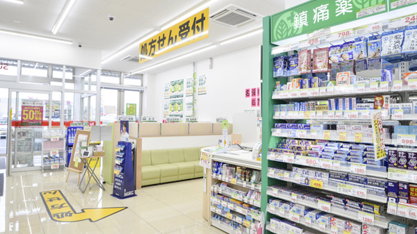 スギ薬局　名張店の入口