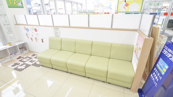 スギ薬局　岐阜城東店の待合スペース