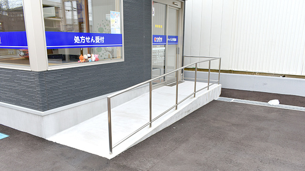 メッツ上所薬局の入口