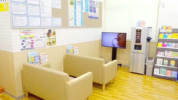 金光薬局　倉敷新田店の待合スペース