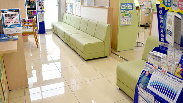 スギ薬局　吹田中央店の待合スペース