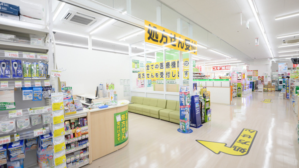 スギ薬局　永覚店の入口