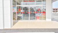 スギ薬局　野々市中央店の入口