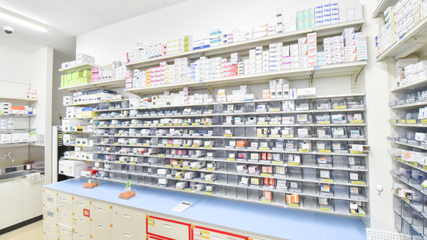 スギ薬局　野々市中央店の薬棚
