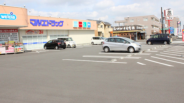 マルエ薬局　昭和店の駐車場