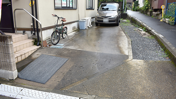 ベスト薬局の駐車場