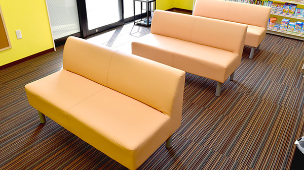 大信薬局 朝倉店の待合スペース