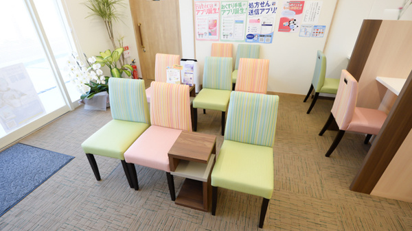 大賀薬局　別府小学校前店の待合スペース