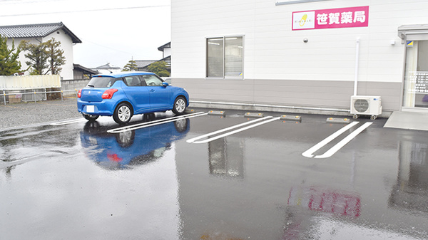 笹賀薬局の駐車場