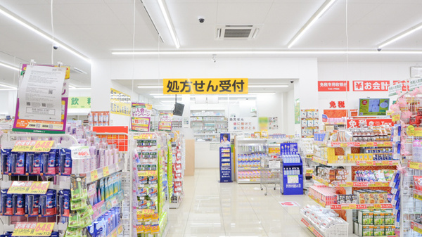 スギ薬局　東新町店の入口