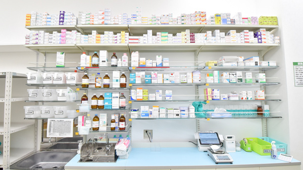 スギ薬局　倉治店の薬棚