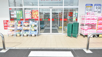 スギ薬局　原南店の入口