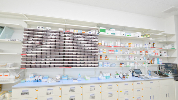 スギ薬局　原南店の薬棚