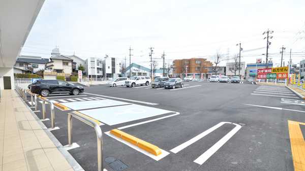 スギ薬局　原南店の駐車場
