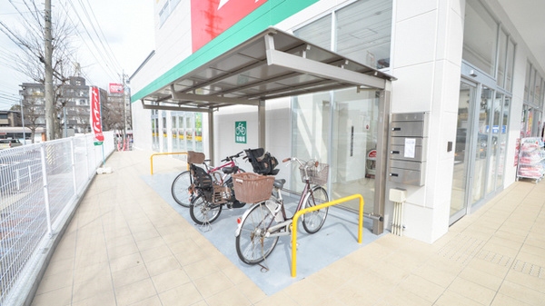 スギ薬局　原南店の駐輪場