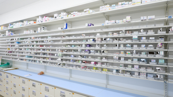 スギ薬局　古知野店の薬棚