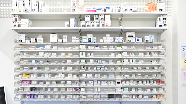 スギ薬局　北柏店の薬棚