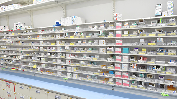 スギ薬局　陽光台店の薬棚