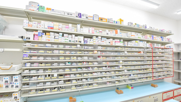 スギ薬局　南船場店の薬棚